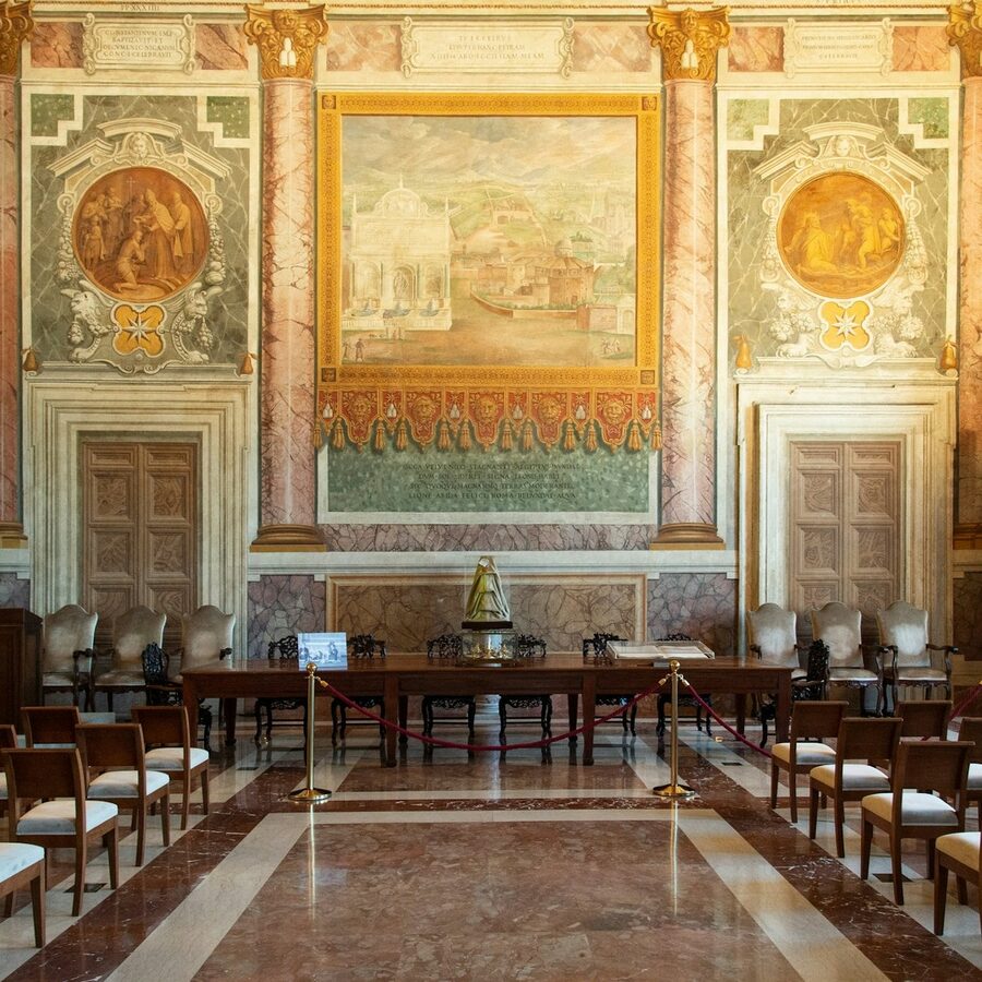 Descubre la Entrada del Palacio Laterano en Roma Come to Rome